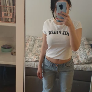 Hilfiger t-shirt - En jätte fin t-shirt i bra skick från Tommy Hilfiger. Säljer pga av att den är för liten för mig nu. 