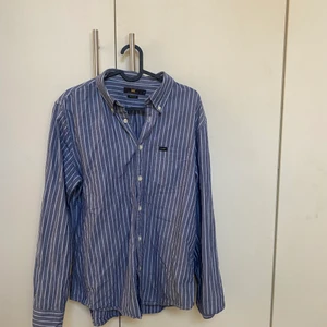 Lee skjorta - Somrig fin skjorta från Lee. Bra skick och väldigt snygg