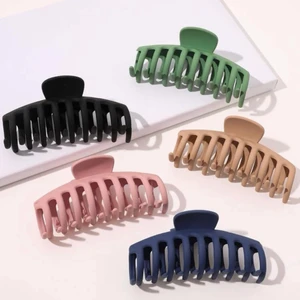 Hårklämmor i olika färger - Jag säljer 5st hårklämmor. De är jättefina men jag har för tjockt hår så det är svårt för mig.