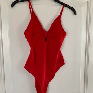 Body från H&M - Säljer denna superfina body från H&M som är helt oanvänd! Priset är inkl frakt 💖