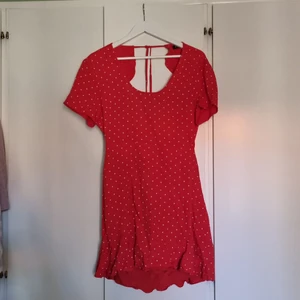 Röd sommarklänning - Endast använd en gång, perfekt skön och sval klänning, passar m-l