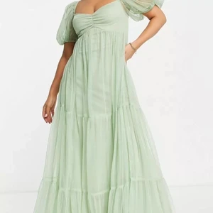 Lace & beads grön balklänning  - Maxi Bal/festklänning i salvia grön tyll med puffärmar och sweetheart ringning. Klänningen är oanvänd och har lappar kvar. Inköpspriset på Asos är 1148kr. 