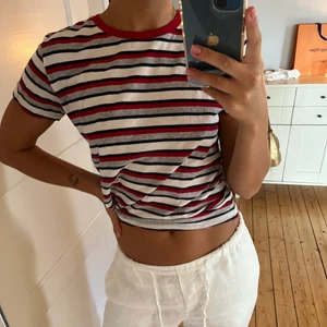 Randig T-shirt Brandy Melville - Så fin randig T-shirt från Brandy Melville! Jätteskön och fin, men kommer tyvärr inte till användning. Helt oanvänd! ❤️