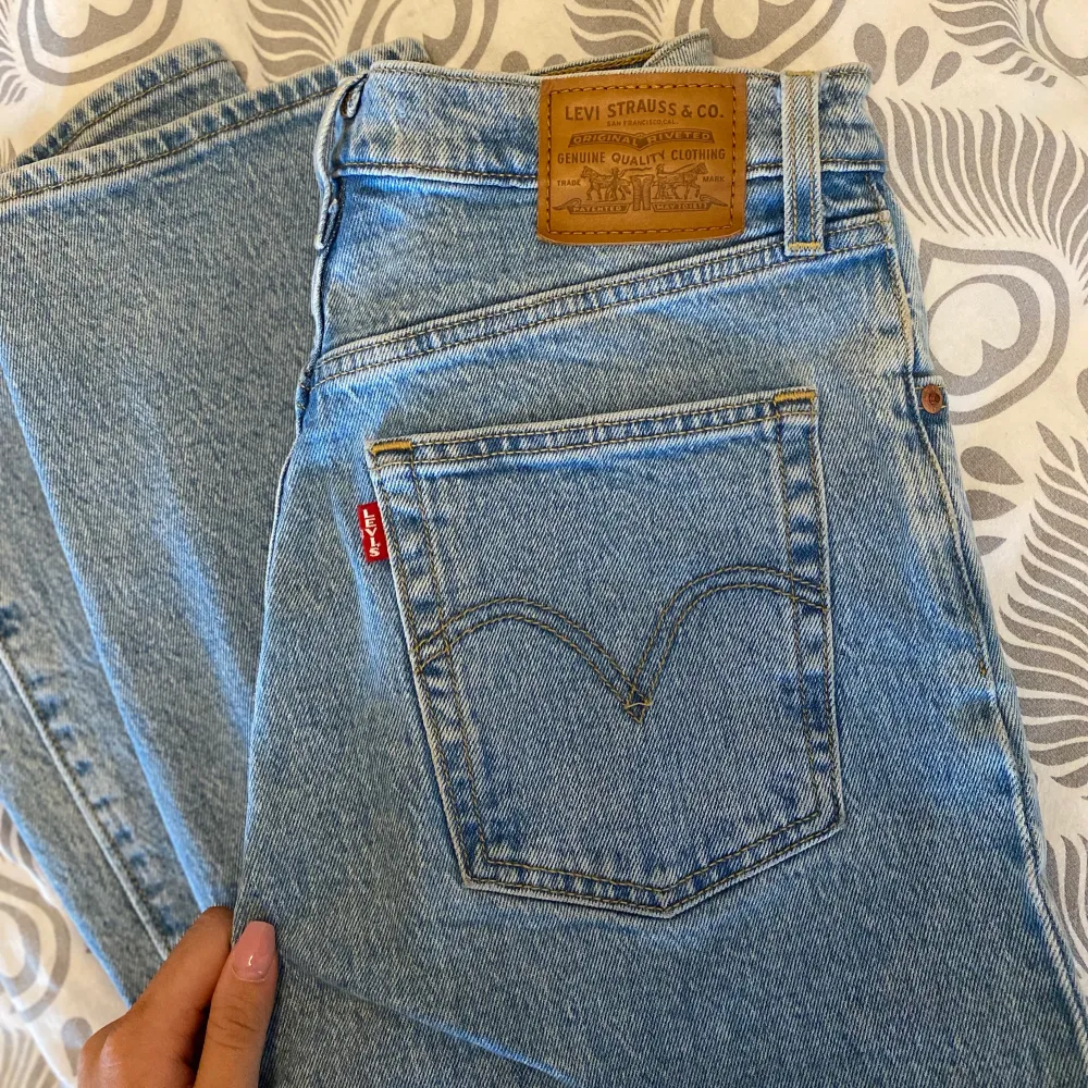 levis ribcage jeans. 🦋 raka i modellen. aldrig använda då de tyvärr är för korta på mig. . Jeans & Byxor.