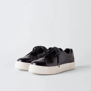 Eytys Doja Sneakers  - Ett par helt oanvända Eytys Doja i läder. Säljer dem eftersom att de är lite förstora för mig. Nypris är 1900 kr. Det är bara att höra av sig vid eventuella frågor eller önskemål av bilder.🥰köparen står för frakten😊