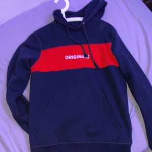 En blå hoodie från Jack&Jones storlek S - En mörkblå hoodie från Jack and Jones utan skador som sitter lite baggy