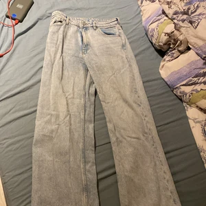Jeans från Monki - Asnygga jeans från Monki i storlek 28. Skulle säga att det är en S men som både passar mot M och XS om man söker mer baggy💞 TRYCK INTE PÅ KÖP NU UTAN DM:A❤️ 