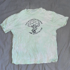 T-shirt  - Tröjan är oversized ifrån Junkyard i storlek är M. Plagget är använt men inga skador på plagget.