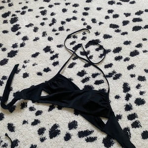 Bikini - Svart bikini med ”cut-out” detaljer från H&M. Storlek 34.