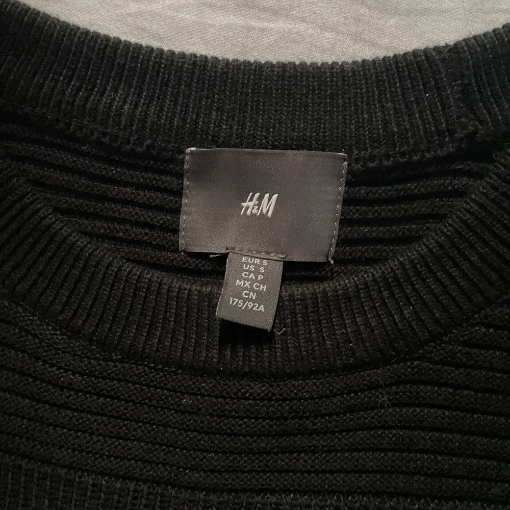 En jätte fin svart stickad tröja sweater från h&m som aldrig använts den är i topp skick. Storlek S men passar även storlek M. Hoodies.
