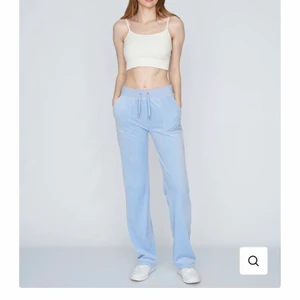 !!Juicy byxor!! - Säljer nu dessa slutsålda juicy byxor i färg powder blue. Strl xxs, som nya andvända en gång. Super bra skick. Köpta för 1200 säljer för 700. Har ett litet hack i ena fickan men de är inget som syns. (De var där när jag köpte) Köparen står för frakt!