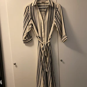 Klänning från H&M  - Klänning med knyte i midjan från H&M, knappt använd, storlek 38