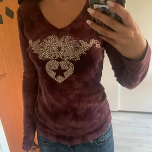 Luvtröja med tryck - Luvtröja med tryck fram och bak. Fin och i bra skick 