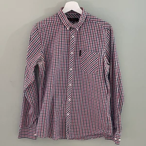 Rutig Ben Sherman - Rutig ben shermanskjorta. Slim i formen. Säljes pga ägare inte slim i formen längre.