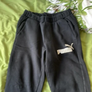 Puma - Puma träningsbyxor storlek M. Jätte bra kvalitet samt jätte sköna. Knappt använda 