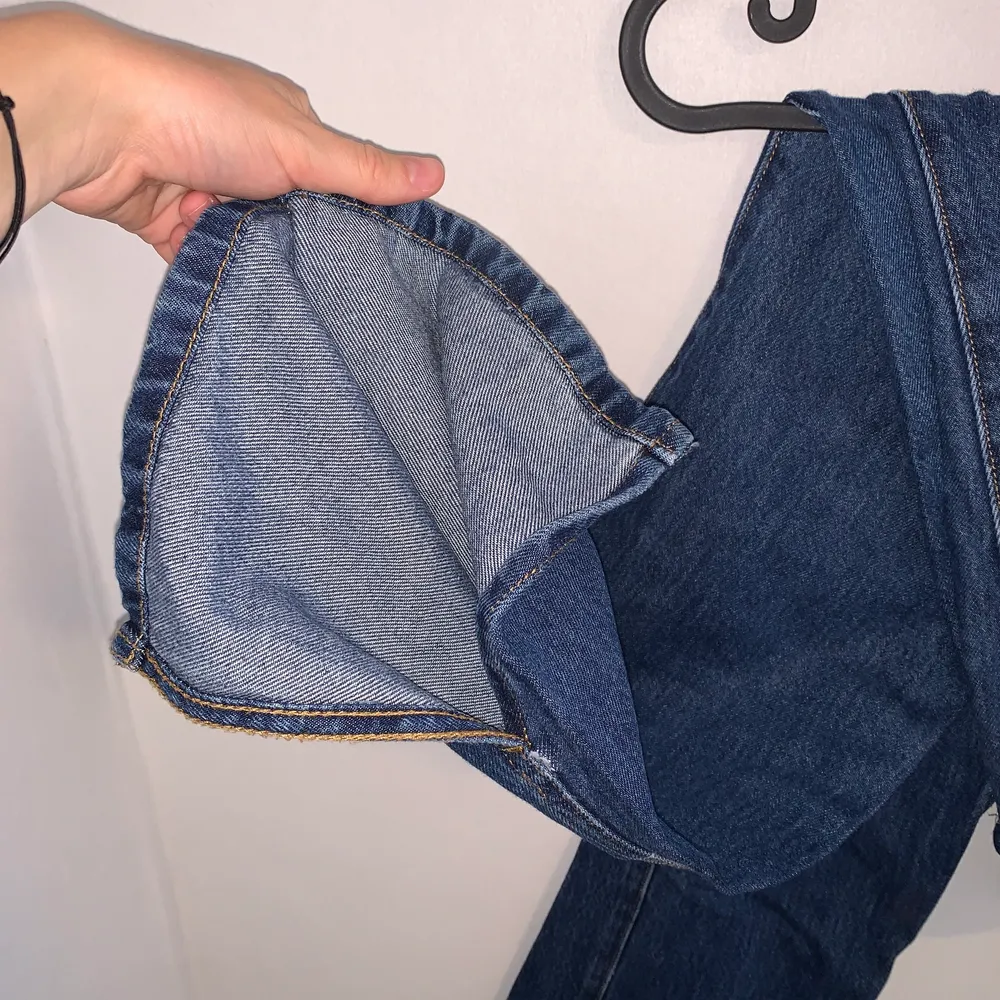 High waisted flair jeans with slits in excellent condition (worn twice), tight in the waist and bum area, very comfortable.  . Jeans & Byxor.