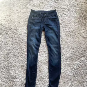 Blåa jeans från G-Star Raw. Sparsamt använd.  Namn på jeansen: Midget, Mid skinny Storlek: 25/30 Nypris: 1500 kr 