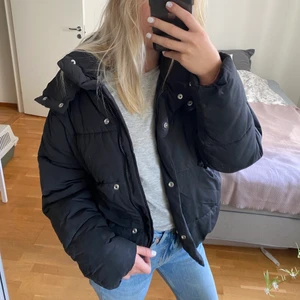 Jacka - Fin vinterjacka som är knappt använd! Köptes 2019 så vet ej om den finns kvar i butik!❤️