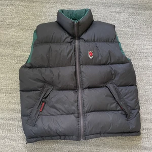 Fjällräven puffer vest  - Vintage fjällräven dunväst i fint skick  Vändbar som ni ser på andra bilden  Finns ingen size tag men M skulle ja säga  Fråga om fitpics 