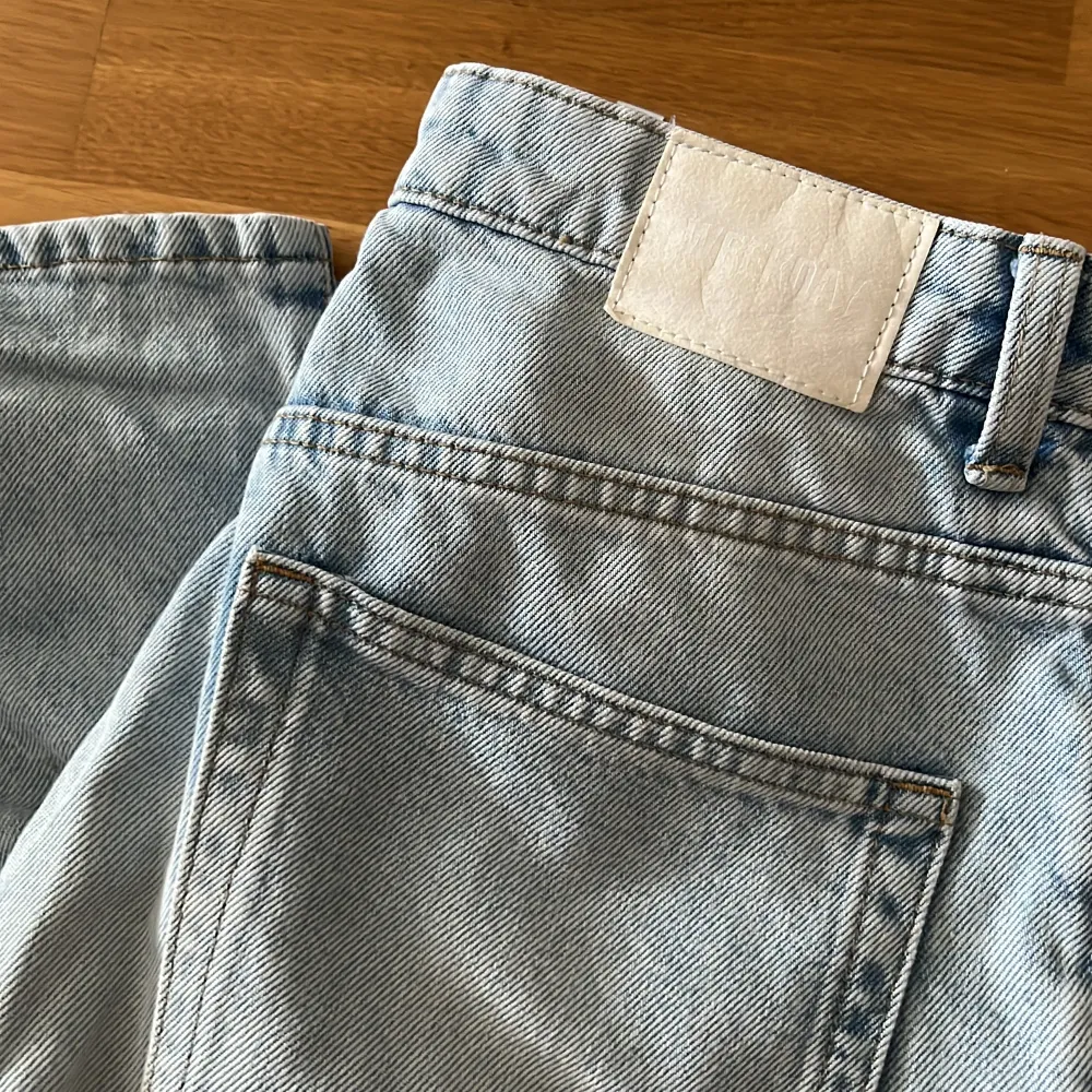 Jeans från weekday i modellen ROWE. Storlek W29L32 bra skick! Nypris - 500kr. Jeans & Byxor.