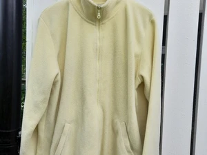 Fleecejacka - En hederlig ljusgul fleece som gör jobbet. Jag har 36/38 och är oversize på mig. Så passar väl storlekar upp till typ 44