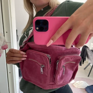 Noella väska  - Säljer nu min fina rosa Noella väska💕 den är väldigt rymlig och får plats med massa saker i ! Den är knappt använd, kanske använd 1-2 gånger och i jätte fint och nytt skick!💕 400kr eller bud
