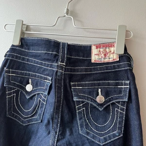True religion jeans  - Mörkblåa med vita sömmar. Tidlösa jeans.