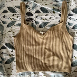 Beige Topp - Beige topp/linne från H&M i storlek M