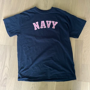 T-shirt - T-shirt köpt secondhand, köparen står för frakten på 49kr 