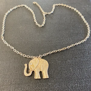 Elefant halsband i silver  - Super gulligt elefant halsband 