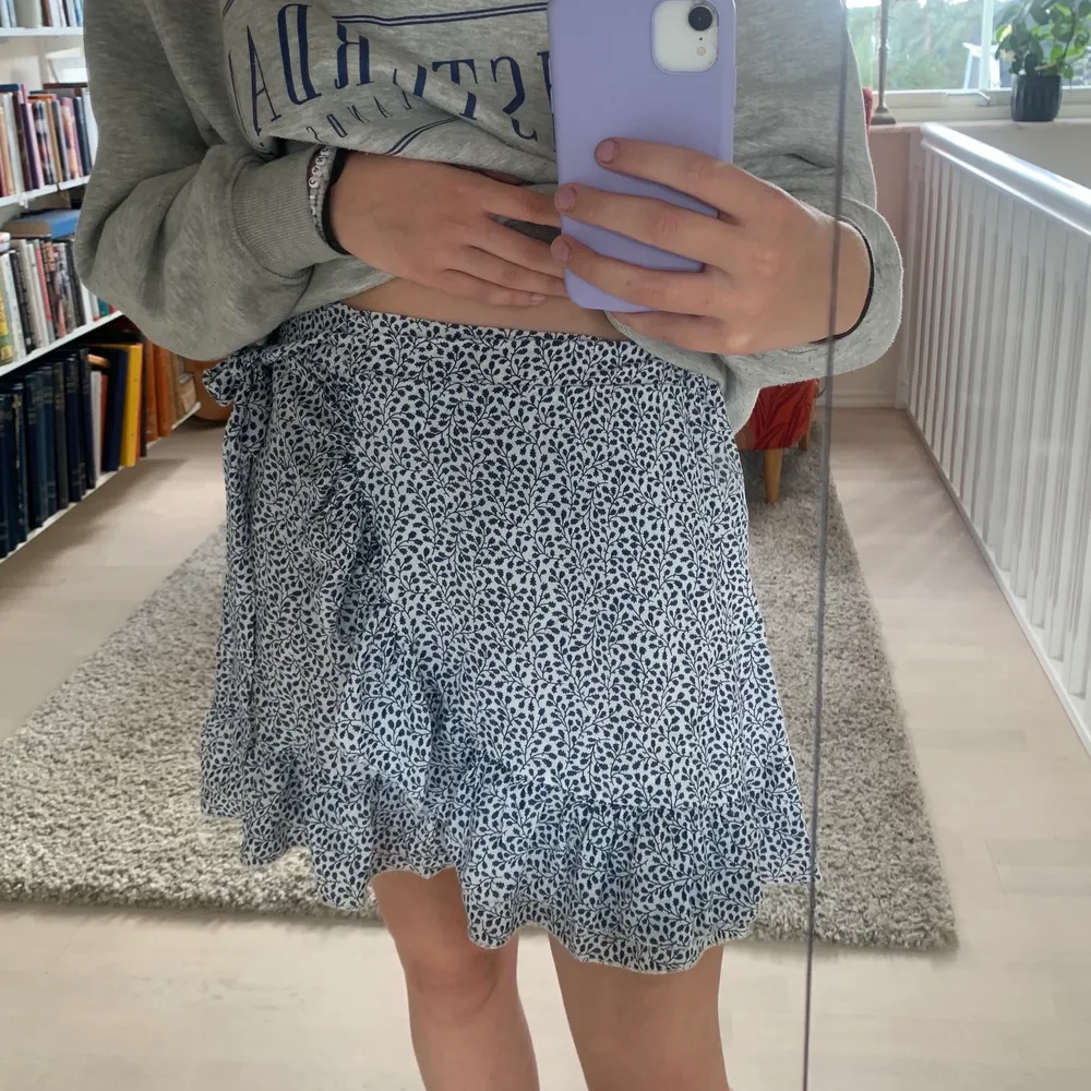 En blå mönstrad kjol, jag köpte i Grekland i Somras, ej kommit till användning. Skriv i Dm om du är intresserad((: . Kjolar.