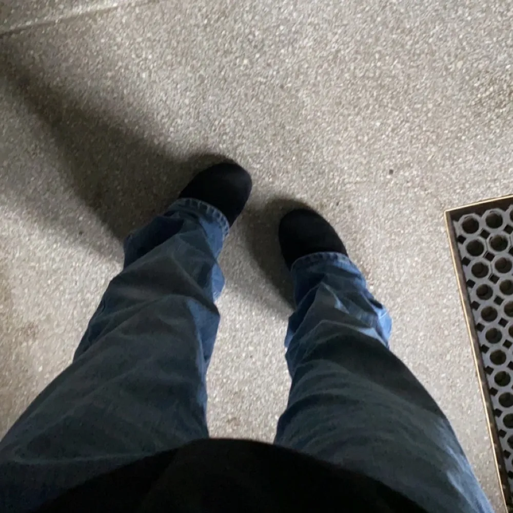 Säljer mina lee jeans, storlek 29/34 väldigt långa så är lite trampade på längst ner men annars väldigt fina. Jeans & Byxor.