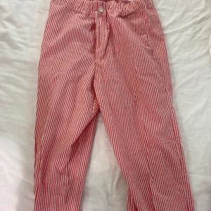 Röd Randiga byxor brandy melville onezise - Randiga byxor onezise ( passar en 34 )från brandy mellville litten i storleken  