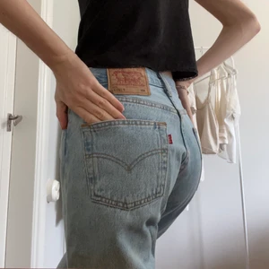 Levis Jeans - Snygga jeans från Levis med långa och raka ben. Höga i midjan, passar mig som är 172 cm. Storlek 25-26 💞 Bra skick, säljer då dom ej används.