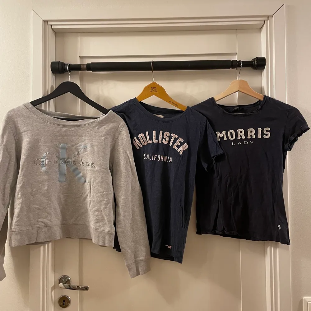 Här har ni tre olika tröjor. Den längst till vänster är från Calvin Klein och är i stl M och kostar 100kr. Den i mitten är från Hollister i stl S kostar 50kr. Den längst till höger är från Morris i stl xs kostar 50kr. T-shirts.