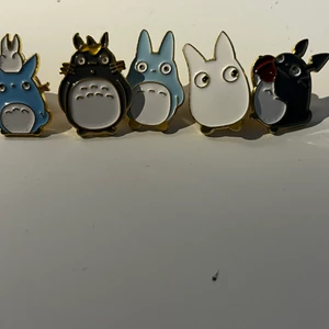 Totoro pins - Söta totoro pins som aldrig används❤️ 25kr styck och 100kr för alla och 13kr frakt😊