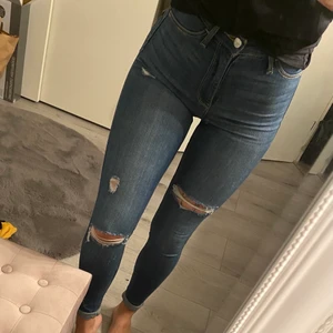 Jeans  - Jeans med slitningar/hål från Hollister. Väldigt stretchiga W23 L28