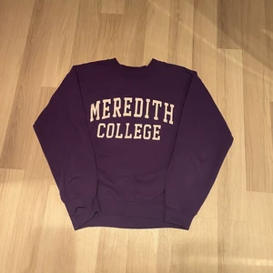 Vintage sweetshirt lila  - Säljer en lila vintage sweetshirt, som är i bra skick! Inga hål eller defekter alls, ni ser på sista bilden att den är i ljus lila inte  mörk lila!