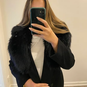 Kappa Ida Sjöstedt - Såå fin kappa från Ida Sjöstedt ,med päls, som endast är använd två gånger. Storlek 40 men passar mig som är 36/38🫶🏻inköpt för 5500 Kom med bud🙌🏼