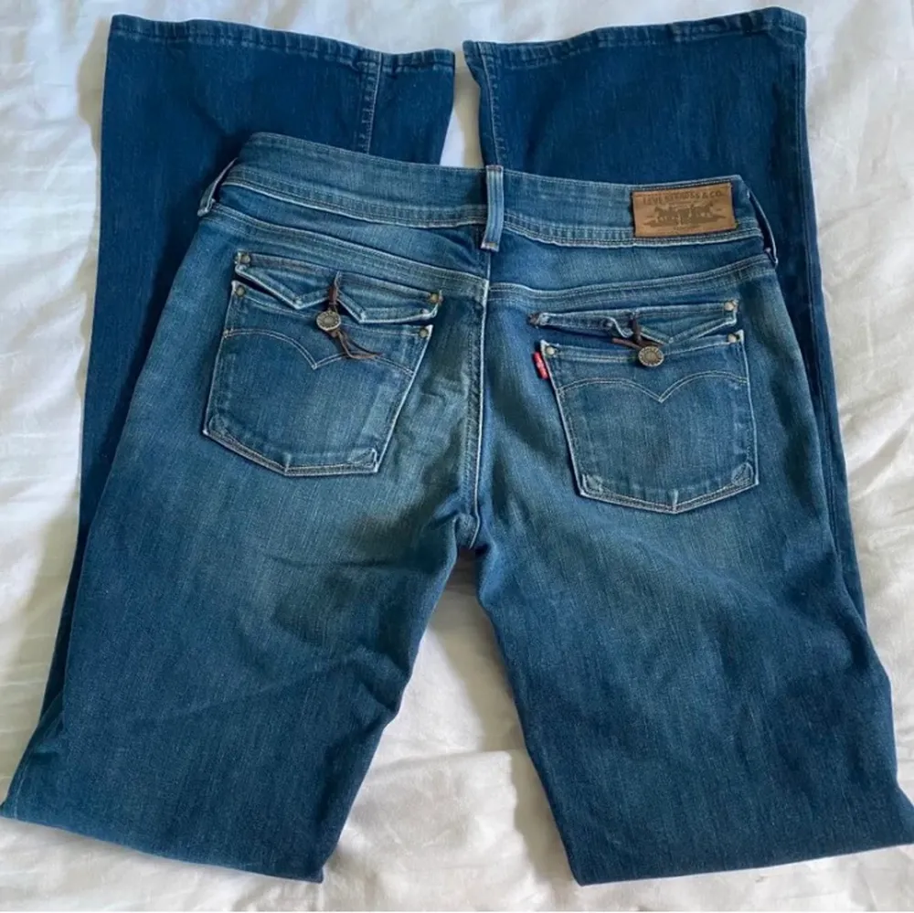 Ett par lågmidjade blå jeans som jag köpte på Plick men som tyvärr inte passade mig. De är ifrån Levis och har skitsnygga detaljer på fickorna. Midjemåttet är 84cm och innerbenslängden är 86. Köp inte direkt. Köparen betalar för frakten. Jeans & Byxor.