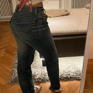 Vintage Levis jeans - Dem perfekta Levis jeansen! Superfina. Tyvärr får jag ej användning för dem. Funkar för någon som brukar ha ca S-M i byxor, lite mer lågmidjade om du har mindre storlek! 