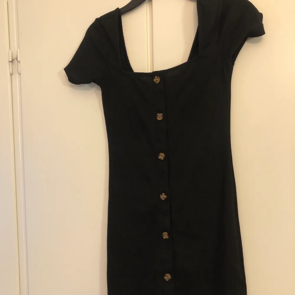 En kort klänning från H&M i storlek S. Klänningen är i gott skick som är köpt för några månader sen!. Klänningar.