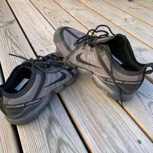Nike Vapormax skor - Säljer ett par nike vapormax skor. Knappt använda. Bra skick och köparen står för frakt!