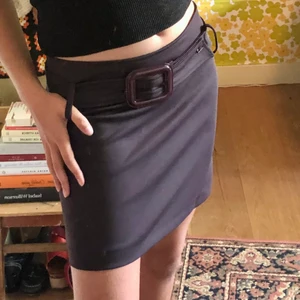 Minikjol med coolt bälte  - Lila/brun minikjol med fint bälte! Köpt på humana. Hmu om du är intresserad, frakt tillkommer ♥️♥️