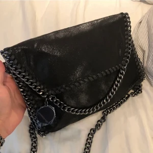 Stella mccartney liknande väska - (VÄSKAN FINNS KVAR!) Säljer nu min super fina Stella McCartney liknade väska🫶🏼 får plats med mycket och är i bra skick! Skriv för fler bilder. Tjejen som vann budgivningen svarar inte så väskan finns kvaf