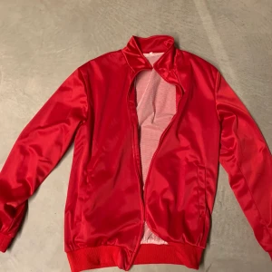 Nekoma track jacket - Jacka från serien Haikyuu, Nekoma jacka i träningsmaterial. Storlek L men sitter som M. Väldigt bekväm och i bra skick. Du står själv för frakten.