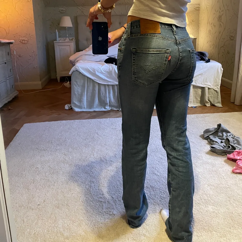 Säljer dessa coola levis jeans! Modellen är straight leg och jag på bilden är 167 cm lång och har i vanliga fall storlek 36. Jeansen finns kvar så länge de inte är markerade som sålda. Jeans & Byxor.