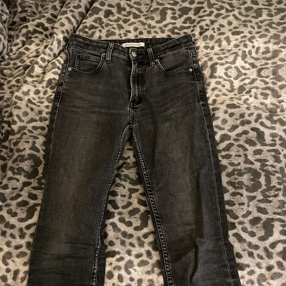 Skinny gråa jeans från Calvin Klein  Ljusare än på bild  . Jeans & Byxor.