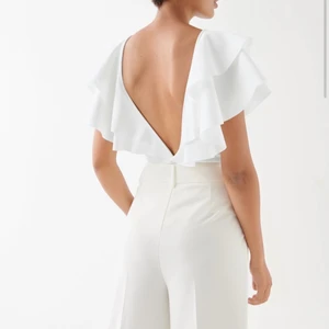 Volang body - ALDRIG ANVÄND❗️  Jag säljer nu min jättefina body från Gina Tricot som inte finns kvar på hemsidan längre,  den är aldrig använd så därför har jag inga bilder på hur den ser ut på mig. Skriv privat ifall ni vill se mina egna bilder på den 💞