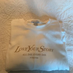 Vit tröja - Vit sweatshirt från New yorker använd Max 5 gånger så ok skick storlek L men sitter som s-m. Endast Swish, pris kan diskuteras